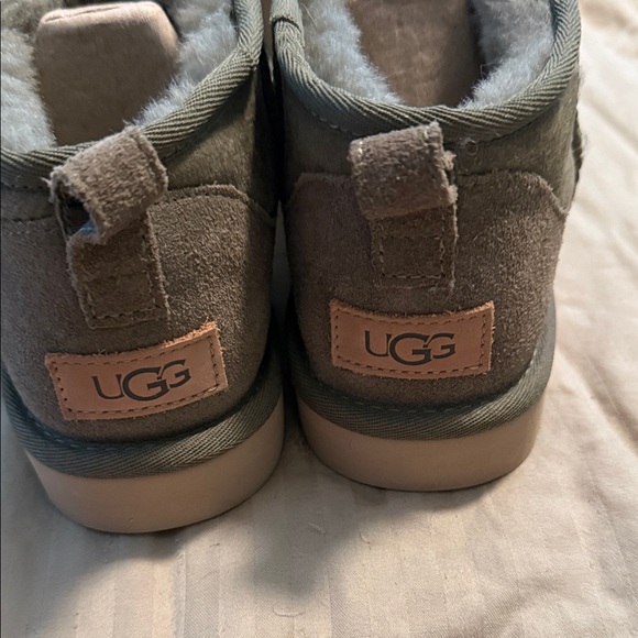 UGG Women Classic Ultra Mini Size 8 - Picture 1 of 5